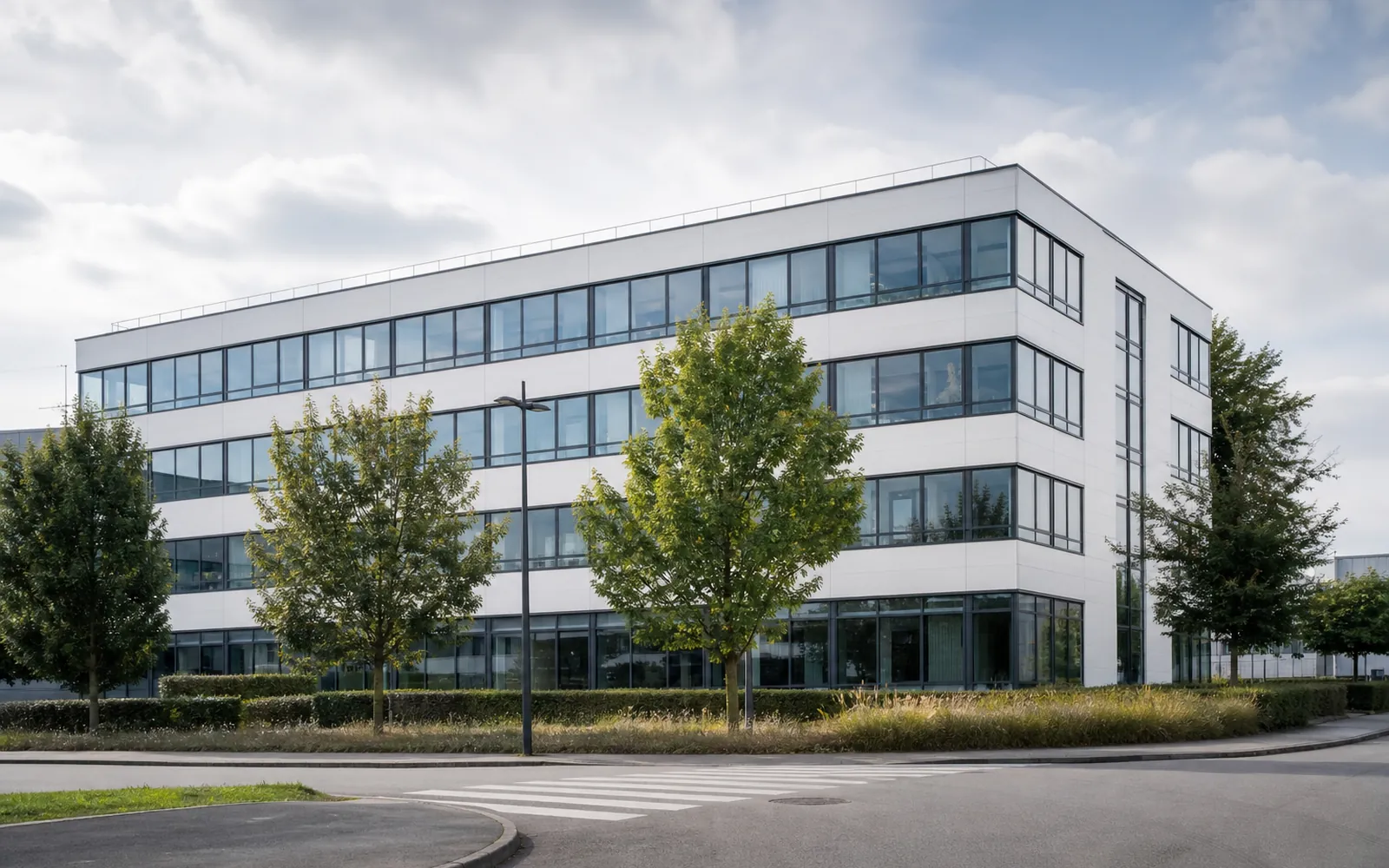 Immeuble de bureaux de quatre étages dans une zone d’activité