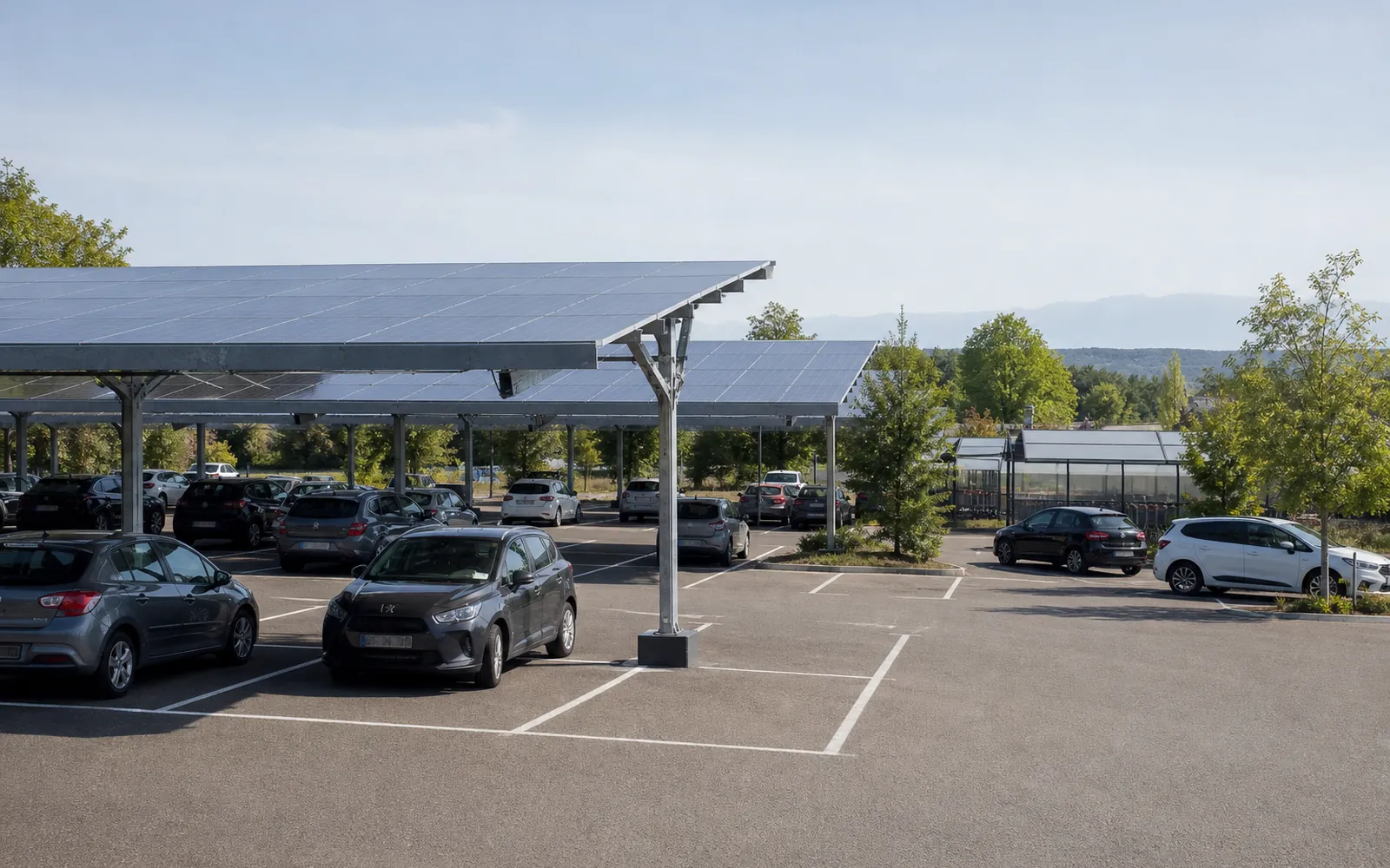 Parking de supermarché équipé de rangées d’ombrières photovoltaïques